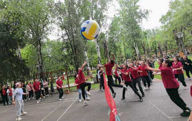 人在一起叫聚會，心在一起叫團隊，工作日全力以赴，嗨皮時熱情奔放！一起成長，一路向上，未來可期！